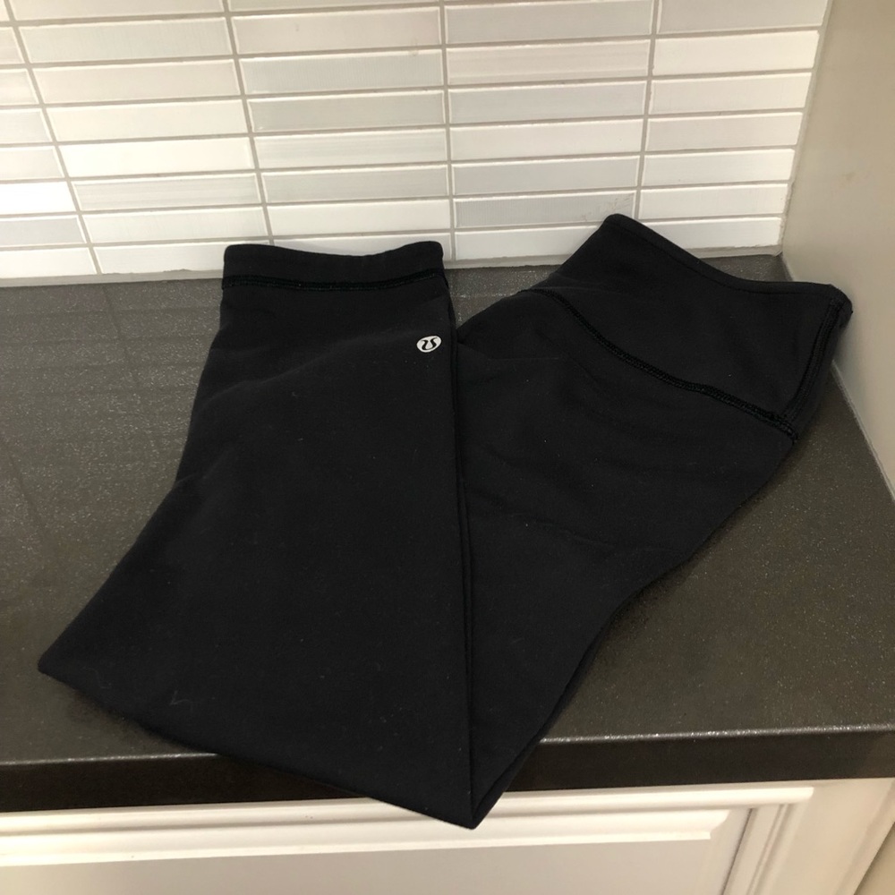 Lululemon women’s black and navy reversible crop leggings